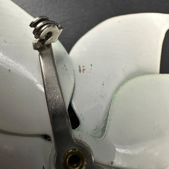 Vintage Flower Power Brooch Pin Mid Century Enamel Retro Green White Floral - Picture 8 of 10